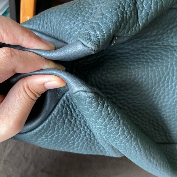 🌸SOLD🌸 Tod’s Miky Bauletto Grande (Large) in Graphite with Gold Hardware! - Picture 5 of 16